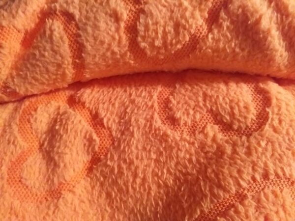 Fleece flís počesaný se vzorem srdce oranžový