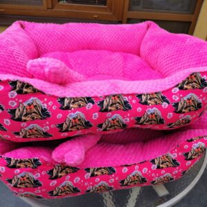 Fortissimo Stylový růžový pelíšek 70×60 cm s potiskem jorkšírů, měkkým plyšem uvnitř, výplní z dutého vlákna a protiskluzovým dnem pro pohodlný odpočinek.