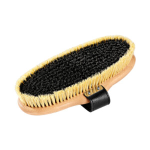 Kartáč Artero S3 z kolekce Nature Collection je vysoce univerzální nástroj pro každodenní péči o koně. Díky kombinaci dvou typů štětin (vnější a vnitřní) umožňuje důkladné kartáčování od povrchových nečistot až po hluboko usazené zbytky.