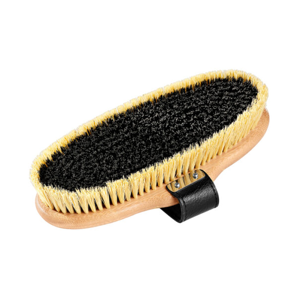 Kartáč Artero S3 z kolekce Nature Collection je vysoce univerzální nástroj pro každodenní péči o koně. Díky kombinaci dvou typů štětin (vnější a vnitřní) umožňuje důkladné kartáčování od povrchových nečistot až po hluboko usazené zbytky.